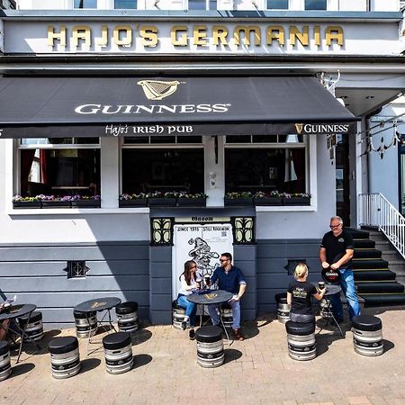 Hajo'S Germania Lodge & Irish Pub Rüdesheim am Rhein Exterior foto