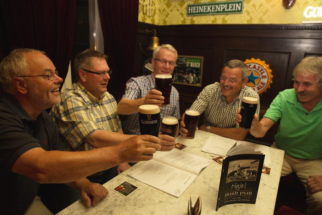 Hajo'S Germania Lodge & Irish Pub Rüdesheim am Rhein Exterior foto